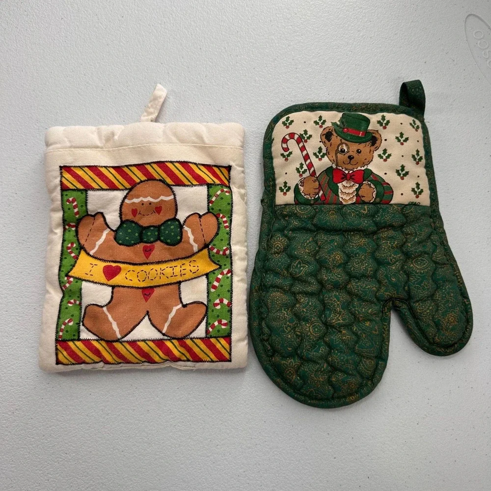Vintage Christmas Themed Oven Mitt &‎ Pot Holder Set Bear & Gingerbread Designs
